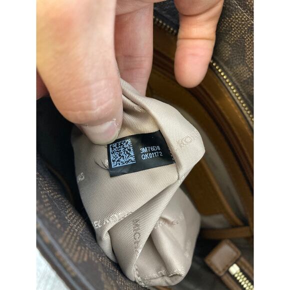 MICHAEL KORS MEDIUM SIGNATURE EYELT SAFFINAO LEATHER HANDBAG - Picture 14 of 16